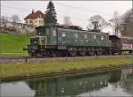 Durchfahrt der heißen Fuhre durch Bürglen mit Lok Ae 4/7 10950 der Swisstrain. April 2014.