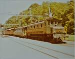 Die SBB Ae 4/7 10963 wartet mit dem 62378 in Mellingen auf die Weiterfahrt in Richtung Lenzburg. Interessant ist der Plattform Reisezugwagen gleich hinter der Lok. Wagen dieser Bauart waren im Seetal im Einsatz.
Aus meine Aufzeichnungen geht nicht hervor, ob es sich bei diesem Zug um eine Gmp gehandelt hat, wobei ich eher glaube, dass der Reisezugwagen für das Zugspersonal eingereiht wurde.

7. Juli 1982