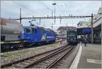 Während die WRS Re 4/4 III Re 430 115 mit ihrem Kesselwagenzug in Lausanne in Richtung Renens VD fährt, wartet die SBB Historique Ae 4/7 10976 mit ihrem SBB Schulzug auf die Weiterfahrt. 

1. November 2025 