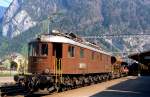 Bei schönsten Sonnenschein präsentiert sich Ae 6/8 206 im Frühjahr 1981 vor einem Güterzug im Bahnhof Interlaken West