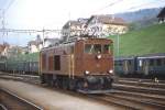 Anfang Mai 1981 rangiert Ce 4/4 311 der GBS im Bahnhof Spiez