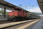 Froschblick auf Elektroverschiebelokomotive 16388 mit ein aus das Depot gekommener Pendelzug in Bahnhof Olten am 21 Mai 2022 anlasslich das 175.Jahresjubiläum der Eisenbahnen in die Schweiz.