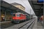 Die SBB Re 4/4 II 11192 (ETCS bedingter Verspann) erreicht mit den drei Krokodilloks Ce 6/8 III 14305 (9185 4601 305-6), SOB Be 6/8 III 13302 (91 85 4601 302-3) und Ce 6/8 14253 (91 85 4601 253-8)