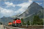 Die kleine Susi vor dem massigen Gebirge der Alpen - BLS Eea 3/3 402 in Kandersteg am 22. Aug. 2011