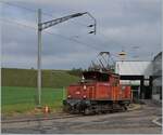 Die noch vor wenigen Jahren bei der SBB in Biel/Bienne im Rangiereinsatz stehende Ee 3/3 16408 (Baujahr 1946) hat nun bei der RUWA im Emmental eine neue Beschäftigung gefunden. Das Bild zeigt die Lok, die auf das Entladen der von ihr ins Werk bei Wasen i.E. gebrachten Flachwagen wartet, um dann die leeren Wagen wieder nach Sumiswald-Grünen zurück zu bringen. 21. September 2020