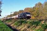 Ruhig passiert SBBCI 189 982 der Fotograf bei Tilburg Oude Waranbde am 17 November 2018. 