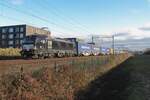 X4E-658 der SBBCI zieht ein Containerzug bei Tilburg-Reeshof am 8 Dezember 2021.