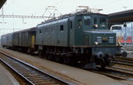 Vor einem Dienstzug steht die Ae 3/6 I 10686 im Mai 1980 im Bahnhof Solothurn