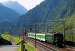 Mit einem Sonderzug fährt die Ae 4/7 10987 am 11.09.2016 die Gotthard-Nordrampe bei Silenen hinunter
