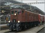 Die Be 4/7 12504 mit zwei Güterwagen in Lausanne. Baujahr 1922; mit einem Gewicht 111 Tonnen leist die Lok max 2400 PS und kann bis zu 80 km/h schnell fahren. 
13. Jan. 2009