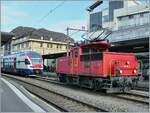 Noch eine Mehrstrom-Rangierlok: die SBB Ee 3/3 IV 16551 / Ee 934 551-3 rangiert in Lausanne.