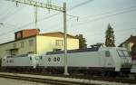 re-481-re-486-mthb-traxx-0/389970/re-486-656-lokoop-und-eine-weitere Re 486-656 'Lokoop' und eine weitere 486er der ehemaligen Mittelthurgaubahn am 26.08.2001 in Kreuzlingen.