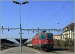 SBB Re 4/4 II 11214 mit einem E Genve - Lausanne beim Halt in Renens VD.