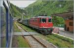 SBB Re 4/4 II 11121 mit einem Simplon-Autozug im italienischen Iselle.