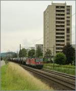 Zwei SBB Re 4/4 II mit einem Kesselwagenzug zwischen Lengnau und Grenchen Sd.