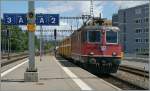 Die SBB Re 4/4 II 11327 mit einem Postzug in Morges.