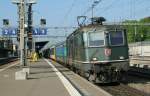 Die grne Re 4/4 II 11309 mit eine RE nach Lausanne beim Halt in Morges.