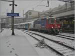 Der erste Schnee in Lausanne und mitten drin steht die SBB Cargo Re 420 346-9 (Re 4/4 II 11346) mit den zwei leider ziemlich versuddelten DB S-Bahn Stuttgart Triebzügen 430 213 und 430 209 auf