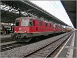 Die SBB Re 4/4 II 11273 (Re 420 273-5) und Re 4/4 II 11269 (Re 420 269-3) in Vielfachsteuerung warten mit ihrem Güterzug in Lausanne die Überholung ab, um dann ihre Fahrt in Richtung Villeneuve fortzusetzten.

2. Dez. 2024