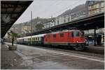 Der ZRT-Extrazug Frauenfeld Montreux / Aigle ist in Montreux angekommen. Erst wollte ich den Zug auf der  Train des Vigens Strecken fotografieren, die immer wieder konsultierende Wetterprognose riet mir aber dann doch den Plan B umzusetzen; dies war auch gut so, denn das Licht hätte im Lavaux wohl kaum gereicht und eine verregnete Landschaft hätte wohl auch kaum ein attraktiver Bild geboten. Spannend war, mit welcher Lok der Zug kommt, denn auf den letzten paar Kilometer (Chexbres - Villeneuve) ist die ETCS Zugsicherung verbaut. Das Bild zeigt den Zug bei der Ankunft in Montreux. Alternativ zum Weihnachtmarkt von Montreux, konnten die Reisenden bis Aigle weiterfahren und dort einen gemütlichen Nachmittag verbringen. Der Zug bestand aus der SBB Re 4/4 II 11159, dem  Le Salon Bleu  Halb-Speisewagen ARmz 61 85 88-90 200-6 CH-IRSI und dem  Le Diamant Bar  Speisewagen WRm 61 85 88-94 003-0 CH IRSI.

7. Dezember 2024 