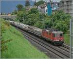 Die SBB Re 4/4 II  11281 (Re 420 281-8)  ist mit einem Güterzug bei La Tour-de-Peilz auf dem Weg in Richtung Lausanne.