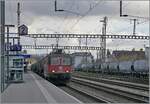 Die SBB Re 4/4 II 11267 (Re 420 267-7) fährt mit einem Güterzug durch den Bahnhof von Zofingen in Richtung Olten. 

6. Dez. 2024