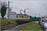 Die IRSI/IGE  Rheingold  Re 4/4 II 11387 (Re 421 387-2) kommt mit ihrem Güterzug auf dem Industriegleis in Gland auf der Fahrt vom Kieswerk zum Bahnhof.