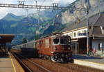 Im Juni 1990 fährt die Re 4/4 167 der BLS im Bahnhof Kandersteg ein
