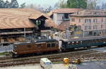 Die Re 4/4 167 der BLS verläßt im Mai 1981 den Bahnhof Interlaken West in Richtung Spiez.