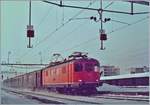 Die SBB Re 4/4 I 10049 erreicht mit einem Schnellzug von Biel/Bienne nach Delémont den BLS Bahnhof Grenchen Nord. Die SBB Re 4/4 I 10049 war eine der ersten Re 4/4 I in Rot, hatte aber bereist die dem damals neuen Farbschema entsprechende weisse Zierlinien, welcher der ersten Re 4/4 I in Rot, der Re 4/4 I 10043, noch fehlte.

8. Jan. 1985
