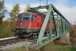 re-44-ii-1-serie/462075/sbb-lokzug-mit-der-re-44 SBB: Lokzug mit der Re 4/4 11318 beim Passieren der Aarebrücke Aarberg am 27. Oktober 2015.
Foto: Walter Ruetsch