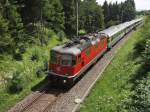 Auf der Fahrt von Luzern nach Romanshorn wird Re 4/4 II 11198 mit dem VORALPEN-EXPRESS IR 2415 zwischen den Stationen Roggwil-Berg und Muolen gleich unter der Feld-/Wanderwegbrücke bei Watt durchfahren (06.08.2011).