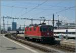 und die Re 4/4 II 11181 welche den Zug nach Zèrich brachte, fährt ins  Depot .