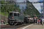 Für die Fahrt durch den rund 15 Kilometr langen Gotthard Tunnel wird dem SRF Extrazug eine elektrische Lok vorgespannt, die SBB Re 4/4 II 11161.
Göschenen, den 28. Juli 2016