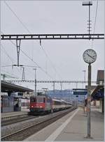 Kein Lokwechsel, aber Stromabnehmerwechsel: die SBB Re 421 371-6 erreicht mit ihrem EC 196 von München nach Zürich den Grenzbahnhof St.
