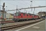   Die beiden Re 4/4 II 11250 und 11275 mit dem  Spaghetti-Zug  von Frankreich nach Italien warten in Lausanne auf freie Strecke Richtung Wallis.