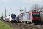 Bei Kaarst Broicherseite an der Bahnstrecke Neuss - Krefeld begegnen sich am 30.03.2021 das Duo 421 371-6/484 016 und der ET 353 von National-Express, der als RE 7 von Krefeld nach Rheine unterwegs