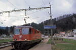 Le Locle - Le Locle-Col-des-Roches: Lok 11249, die ihren Zug von Le Locle oben zum Talboden Col-des-Roches heruntergebracht hat.