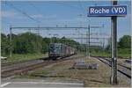 Die SBB Re 4/4 II 11335 (und eine Re 6/6) fahren mit einem Güterzug durch den Bahnhof von Roche VD. Das besondere an der Lok ist nicht nur dass sie grün ist, sondern dass sie wieder Grün ist. 

12. Mai 2022