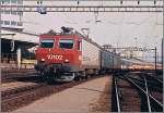 Die SBB Re 4/4 IV 10102 erreicht mit einem Internationalen Schnellzug Lausanne.