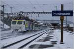 Die SOB Re 446 006 schiebt bei Immensee den Voralpenexpress nach.