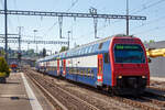 Geschoben von der SBB Re 450 000-5  Seebach , ex Re 4/4 450 000, erreicht ein Doppelstock-Pendelzug (der erste Generation) der Zürcher S-Bahn als S7 nach Winterthur in den Bahnhof Zürich-Tiefenbrunnen. 