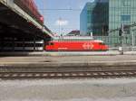 Re 460 062 verlässt am 04.08.14 den Bahnhof Basel SBB. Das reichlich verglaste Gebäude im Hintergrund gehört zur Fachhochschule Nordwestschweiz. Wenn das nicht die Definition von verkehrsgünstig gelegen ist.