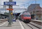 Die SBB Re 460 072-2 fährt mit einem IC1 durch den Bahnhof von Morges. 

2. August 2021