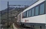 175 Jahre Schweizer Bahnen, und zum Jubiläum wurde neben einer Re 4/4 II auch diese SBB Re 460 019 mit einer Jubiläumsfolie beklebt. Die SBB Re 460 019 mit dem IR 90 1720 bei St-Saphorin. 

25. März 2022