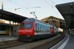 Die Re 460 036-7 schiebt den IC nach Genve aus dem Bahnhof von Lausanne.