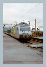 Die SBB Re 460 016-9  ADtranz  erreicht im Sommer 1997 Delmont.