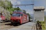 Die SBB Re 460 035-9 mit einem IC in Ausserberg (BLS Südrampe).