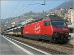 Die SBB Re 460 000-3 mit einem bunten IR in Montreux.