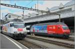 Gleich zwei Werbeloks: die Re 460 021-9  Kambly  und die  Tourisme Suisse  in Lausanne.